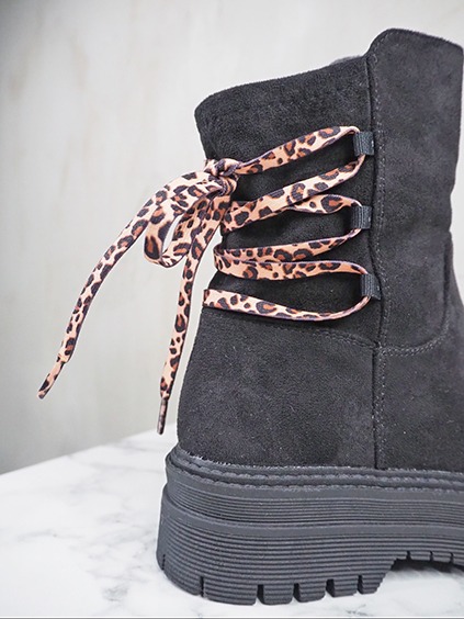 italienische mode kleiber werksverkauf Schwarzer Schnürstiefel mit Leopardenmuster-Schnürsenkeln und dicker Sohle