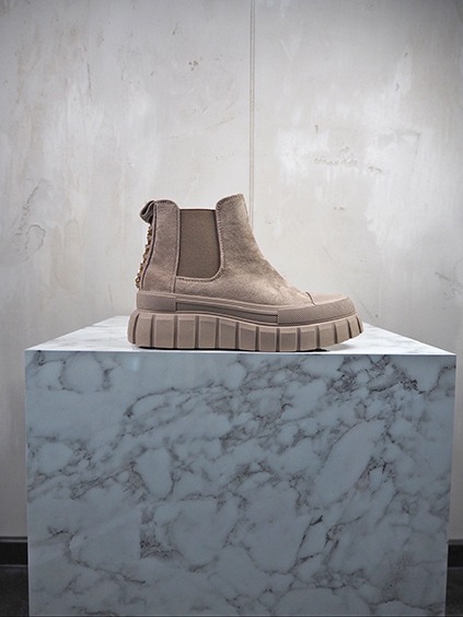 italienische mode kleiber werksverkauf Brauner Chelsea Boot mit dicker Sohle und Nieten auf Marmorsockel