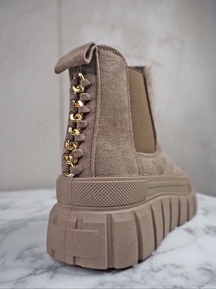italienische mode kleiber werksverkauf Braune Chelsea Boots mit dicker Sohle und goldenen Ketten-Details