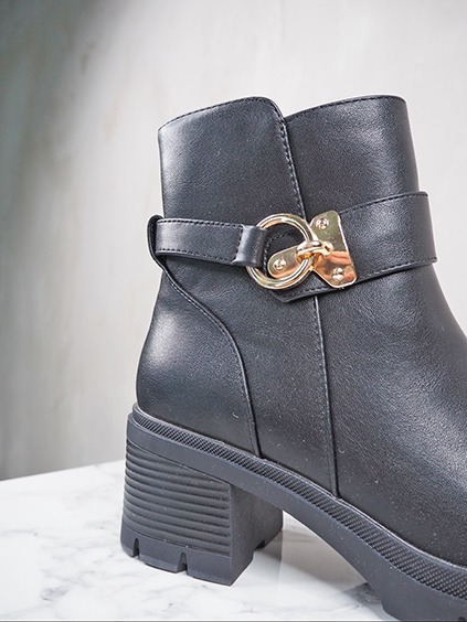 italienische mode kleiber werksverkauf Schwarzer Damenstiefel mit goldenem Schnallen-Detail und Blockabsatz