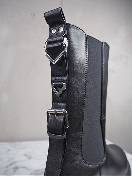 italienische mode kleiber werksverkauf Schwarzer Lederstiefel mit Schnallen und Riemendetails