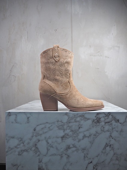 italienische mode kleiber werksverkauf Brauner Wildleder-Cowboy-Stiefel mit Absatz auf Marmorblock