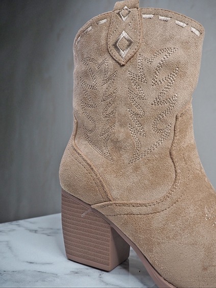 italienische mode kleiber werksverkauf Brauner Wildleder-Cowboy-Stiefel mit Blockabsatz und Stickerei