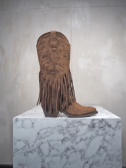 italienische mode kleiber werksverkauf Brauner Wildleder-Cowboy-Stiefel mit Fransen auf Marmorsockel