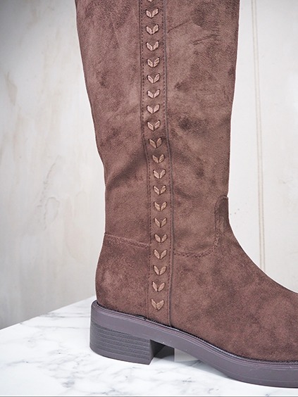 italienische mode kleiber werksverkauf Brauner Wildleder-Stiefel mit Ziersteppung am Schaft