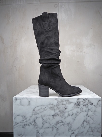 italienische mode kleiber werksverkauf Schwarzer Wildleder-Stiefel mit Blockabsatz auf Marmorsockel