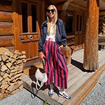 italienische mode kleiber werksverkauf Frau in italienischer Mode vor Holzhaus