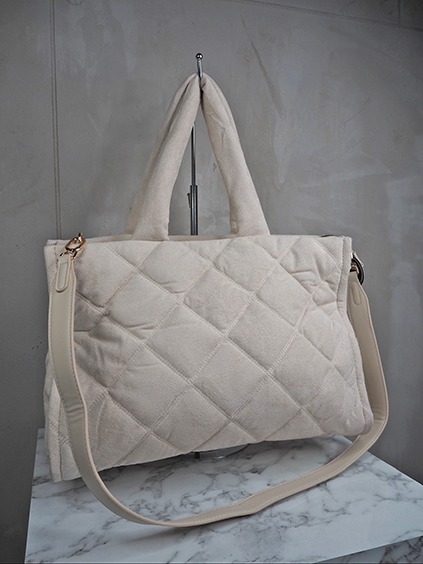 italienische mode kleiber werksverkauf Gesteppte cremefarbene Tasche mit breiten Henkeln und Umhängegurt.