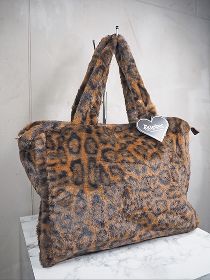 italienische mode kleiber werksverkauf Flauschige Leo-Print Tasche von Kleiber mit Herz-Anhänger