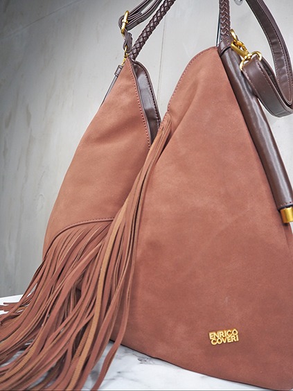 italienische mode kleiber werksverkauf Zwei braune Wildleder-Taschen mit Fransen und Enrico Coveri Logo