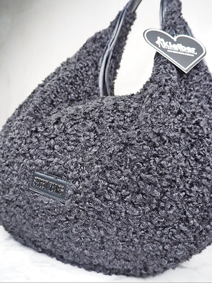 italienische mode kleiber werksverkauf Schwarze Teddy-Tasche mit Markenanhänger "Klatuha" und Logo "Sweet Years