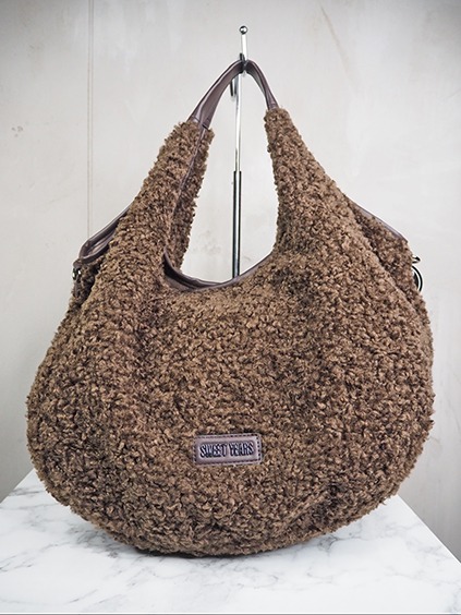 italienische mode kleiber werksverkauf Braune Teddy-Tasche mit braunen Lederhenkeln und "Sweet Years"-Logo