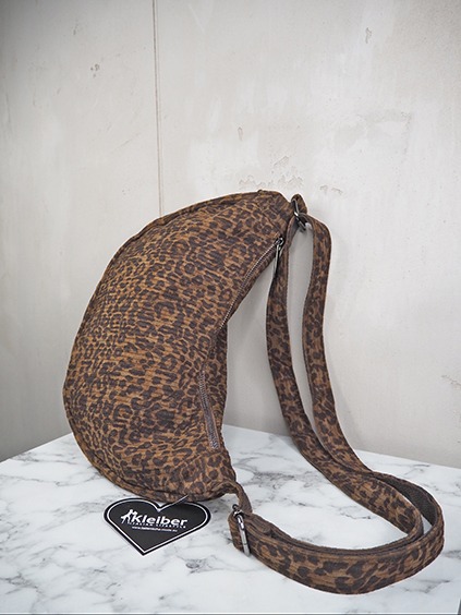 italienische mode kleiber werksverkauf Leopardenmuster-Umhängetasche von Kielber auf Marmortisch