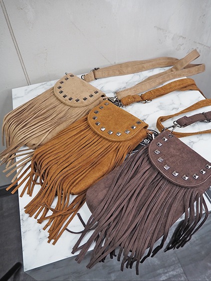 italienische mode kleiber werksverkauf Drei Fransen-Taschen im Boho-Stil in Beige, Braun und Dunkelbraun.