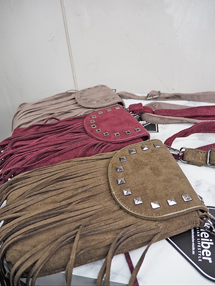 italienische mode kleiber werksverkauf Drei Wildleder-Taschen mit Fransen und Nieten in verschiedenen Farben