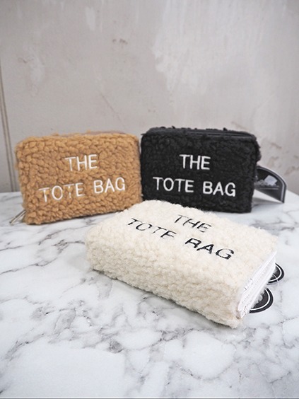 italienische mode kleiber werksverkauf Drei flauschige Tote Bags in Beige, Schwarz und Creme mit weißer Schrift