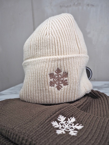 italienische mode kleiber werksverkauf Cremefarbene Strickmütze mit Schneeflocken-Stickerei
