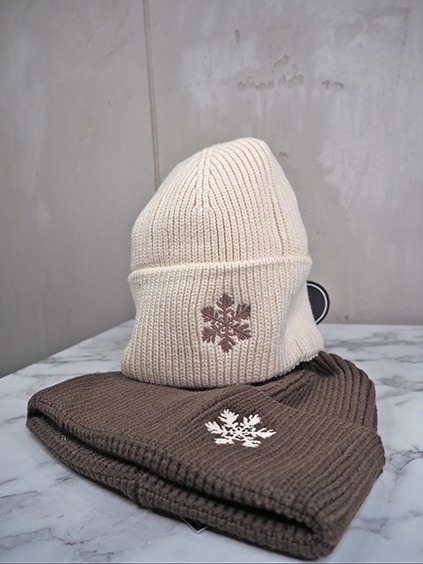 italienische mode kleiber werksverkauf Creme und braune Strickmützen mit Schneeflocken-Motiv