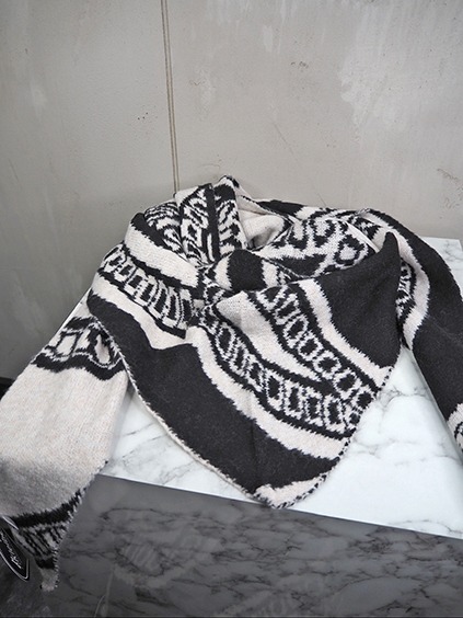 italienische mode kleiber werksverkauf Gestrickter Schal mit geometrischem Muster in Schwarz und Weiß