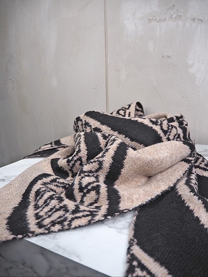 italienische mode kleiber werksverkauf Gemustertes Strickschal in Beige und Schwarz für Damen