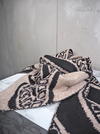 italienische mode kleiber werksverkauf Gemusterter Schal in Beige und Schwarz auf Marmortisch