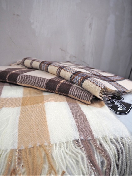 italienische mode kleiber werksverkauf Zwei karierte Wolldecken in Beige und Braun mit Fransen