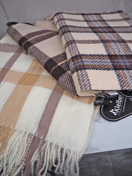 italienische mode kleiber werksverkauf Zwei karierte Kleiber-Schals in Beige- und Brauntönen, perfekt für den Herbst.