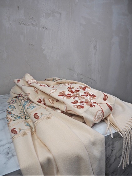italienische mode kleiber werksverkauf Cremefarbener Schal mit zartem Blumenmuster und Fransen