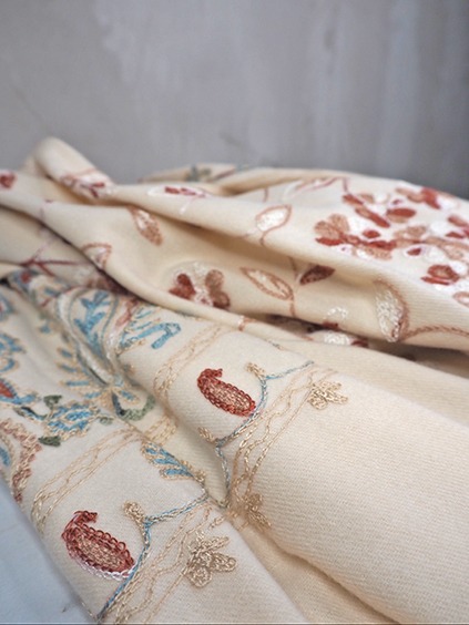 italienische mode kleiber werksverkauf Cremefarbener Schal mit Stickerei und Blumenmuster