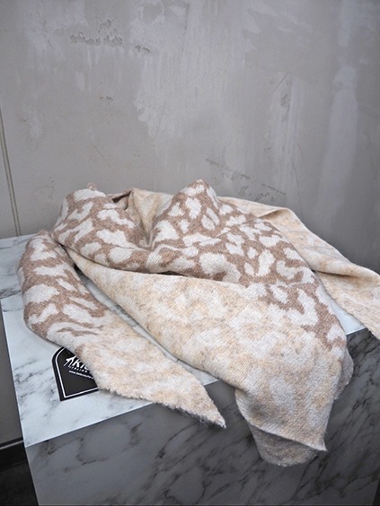 italienische mode kleiber werksverkauf Weicher Schal mit Leopardenmuster in Beige und Weiß