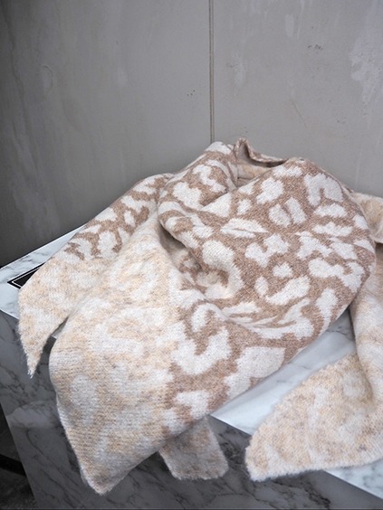 italienische mode kleiber werksverkauf Weicher Schal mit Leopardenmuster in Beige und Creme