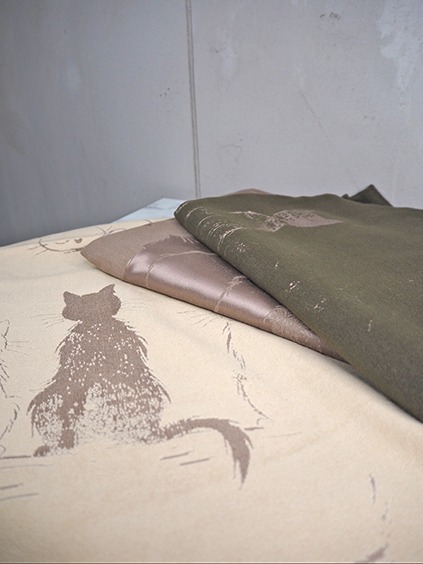 italienische mode kleiber werksverkauf Zwei Stoffe mit Katzenmuster in Braun und Khaki