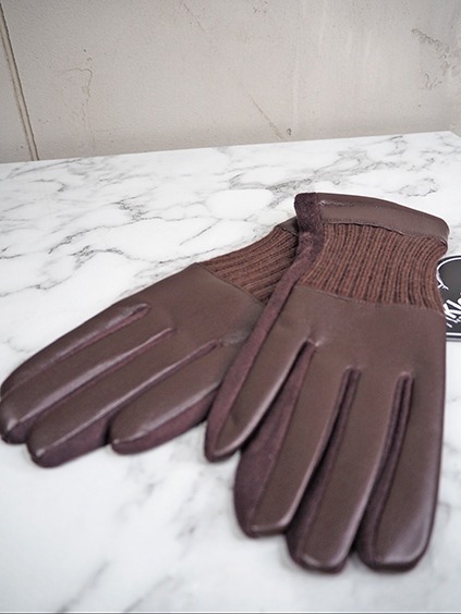 italienische mode kleiber werksverkauf Braune Lederhandschuhe mit Strickbündchen auf Marmor