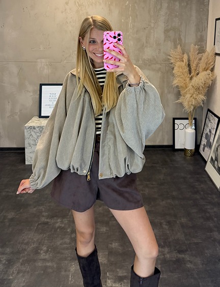 italienische mode kleiber werksverkauf Frau im Cord-Oversize-Jackett mit Streifenshirt und braunen Shorts