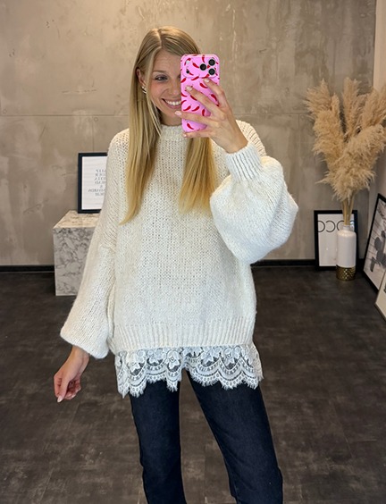 italienische mode kleiber werksverkauf Frau im weißen Strickpullover mit Spitzenbesatz und Jeans