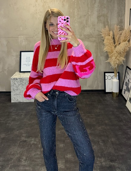 italienische mode kleiber werksverkauf Frau trägt gestreiften Pullover und glitzernde Jeans