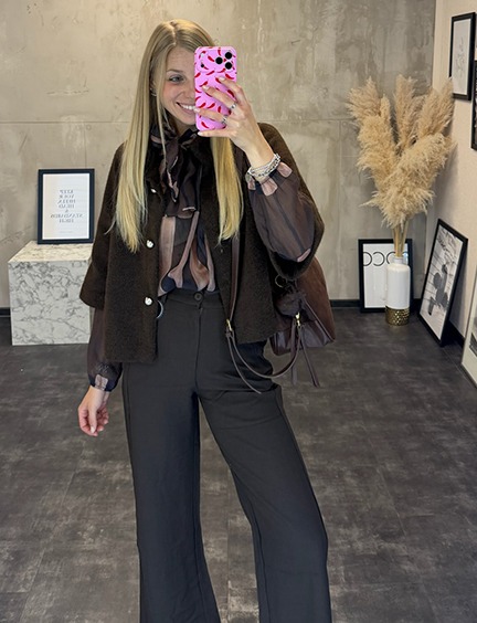 italienische mode kleiber werksverkauf Frau im stylischen Herbst-Outfit mit brauner Jacke und Hose