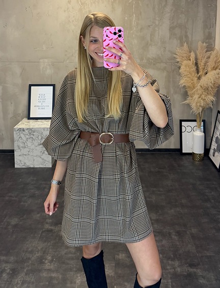 italienische mode kleiber werksverkauf Frau in kariertem Kleid mit braunem Gürtel, Herbstmode