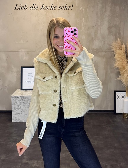 italienische mode kleiber werksverkauf Frau im Teddy-Fell-Jacken-Mix mit Leoparden-Top und Jeans