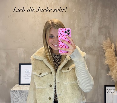 italienische mode kleiber werksverkauf Frau im Spiegel mit trendiger Jacke, zeigt aktuelle italienische Mode